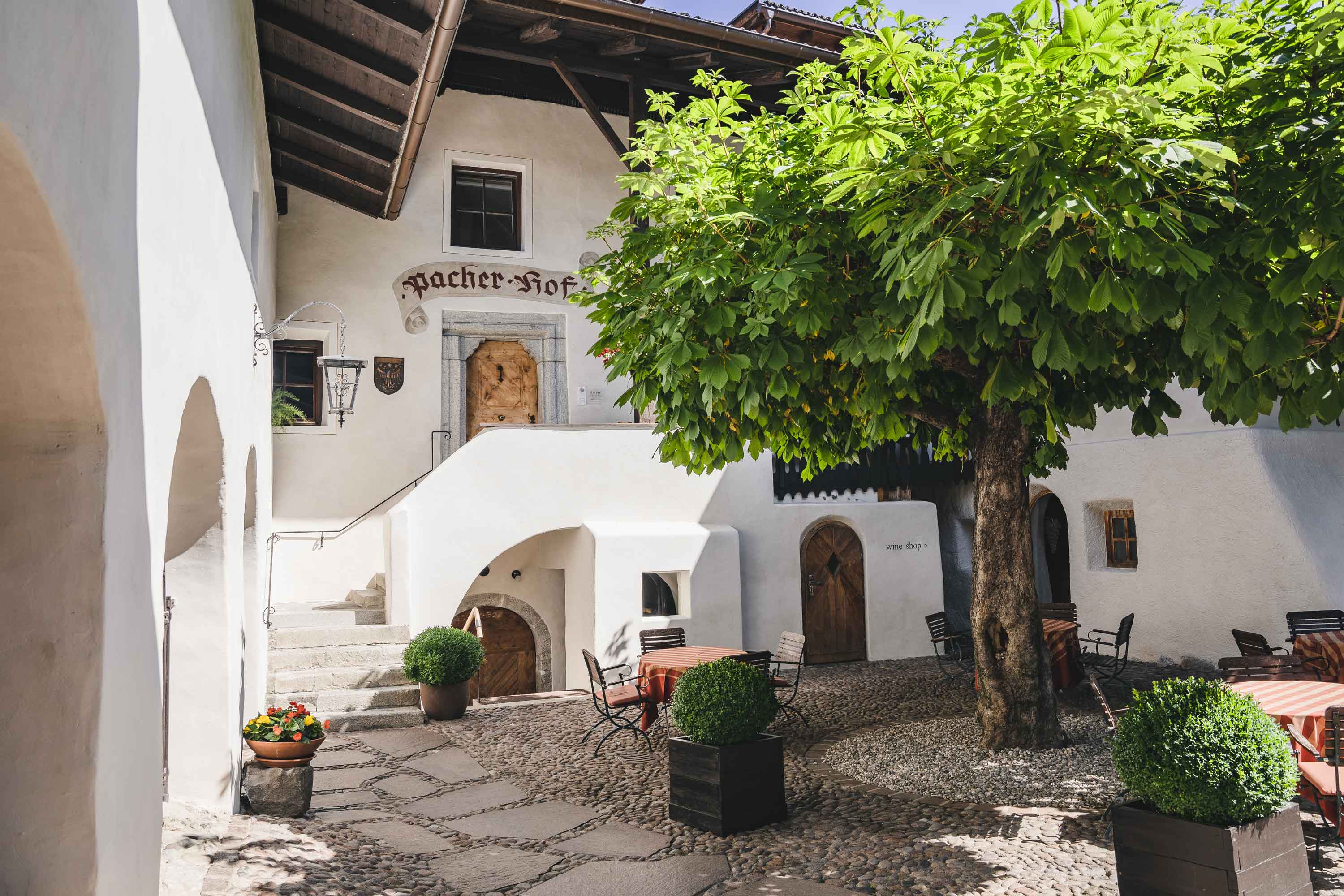Weingut Pacherhof im Eisacktal Südtirol Weingut und Hotel romantischer Innenhof