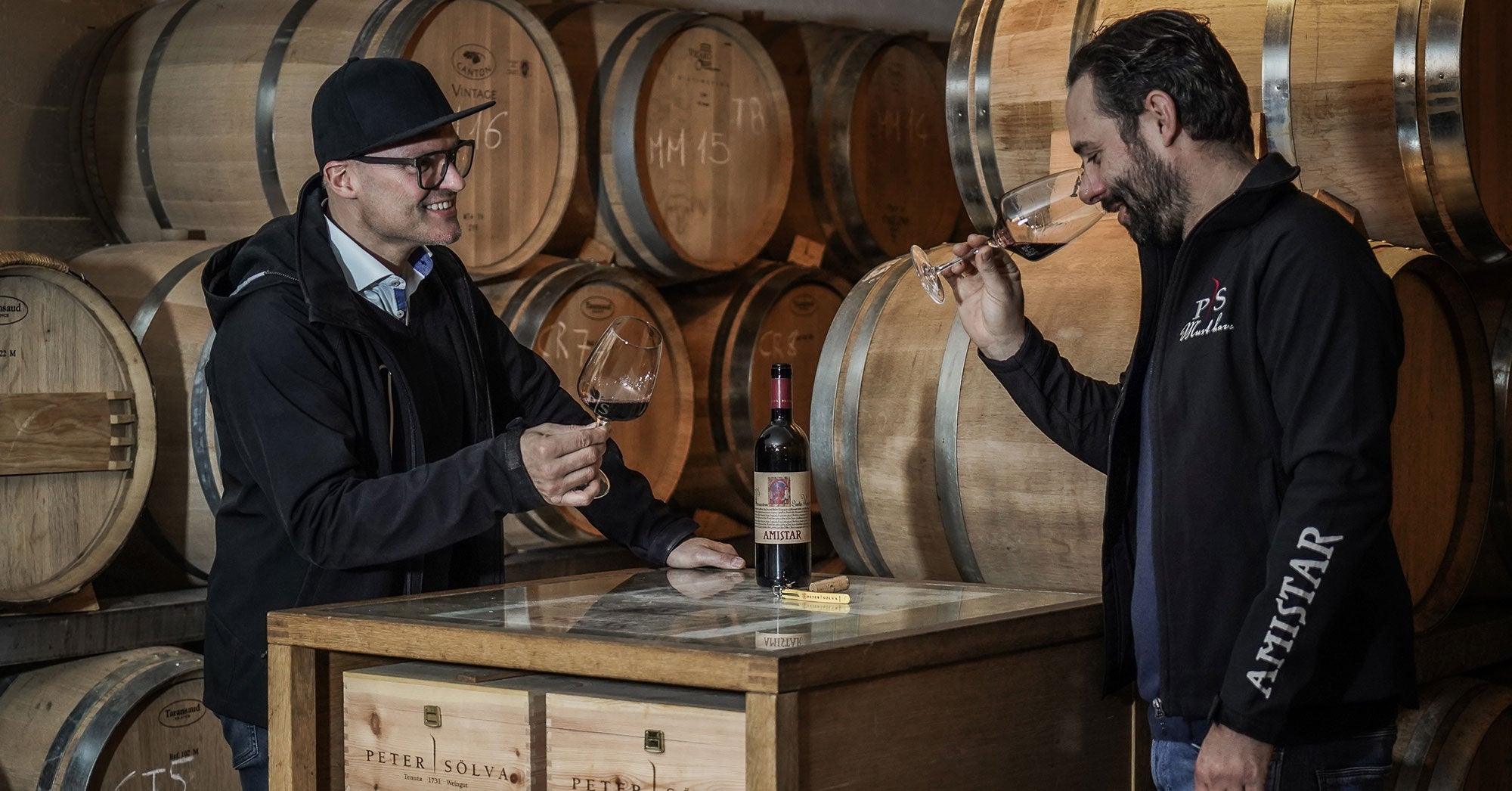 Weingut Peter Sölva - Winzer Stephan Sölva mit seinem Kellermeister-Kaltern an der Südtiroler Weinstrasse