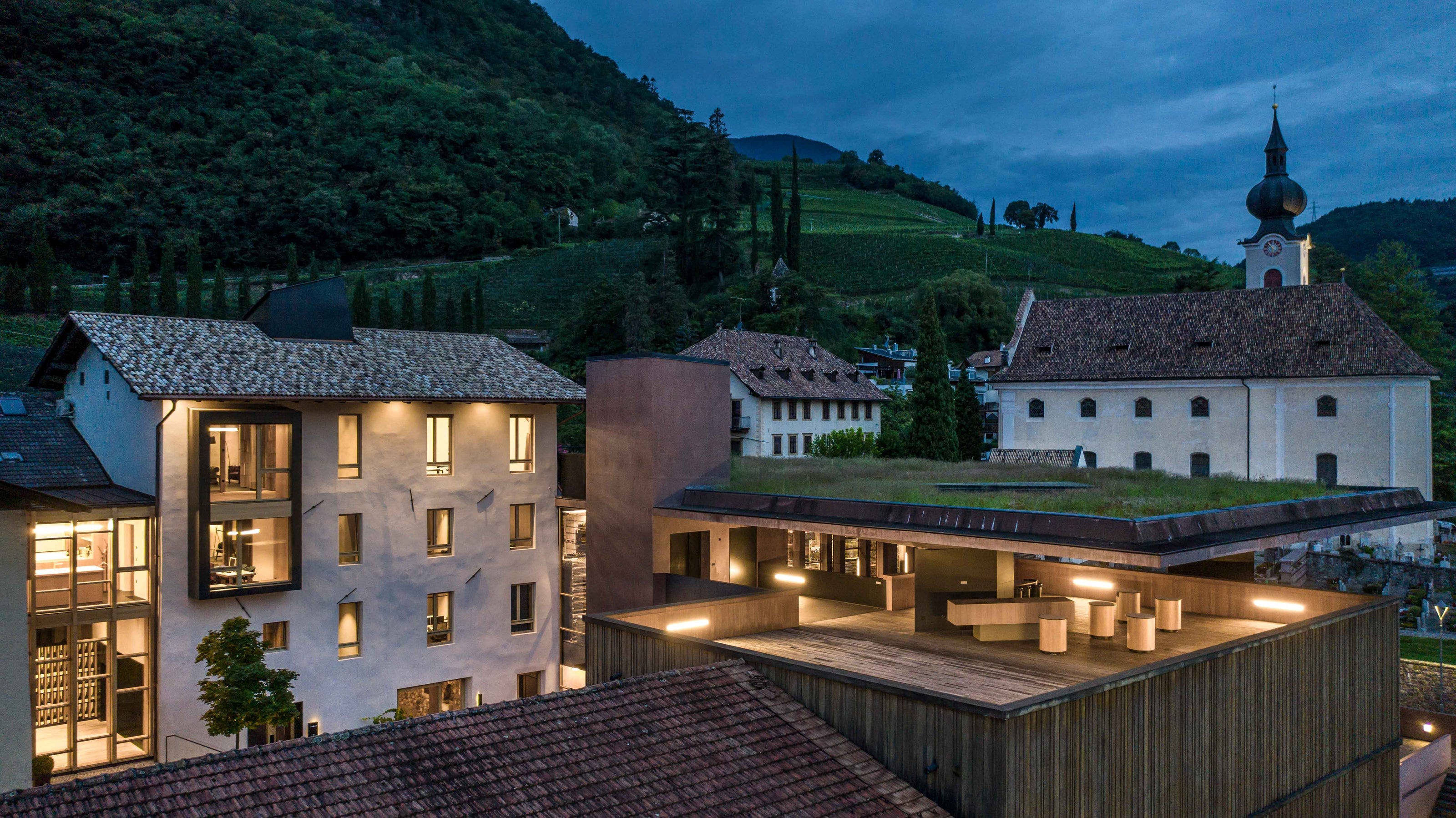 Kellerei Nals Margreid in Nals im Etschtal von Südtirol im Abendlicht