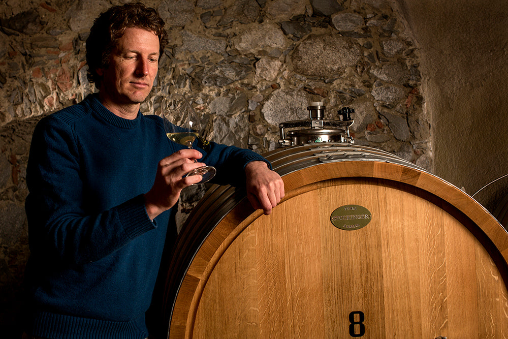 Weingut Pacherhof im Eisacktal Südtirol-Winzer Andreas Huber im Weinkeller