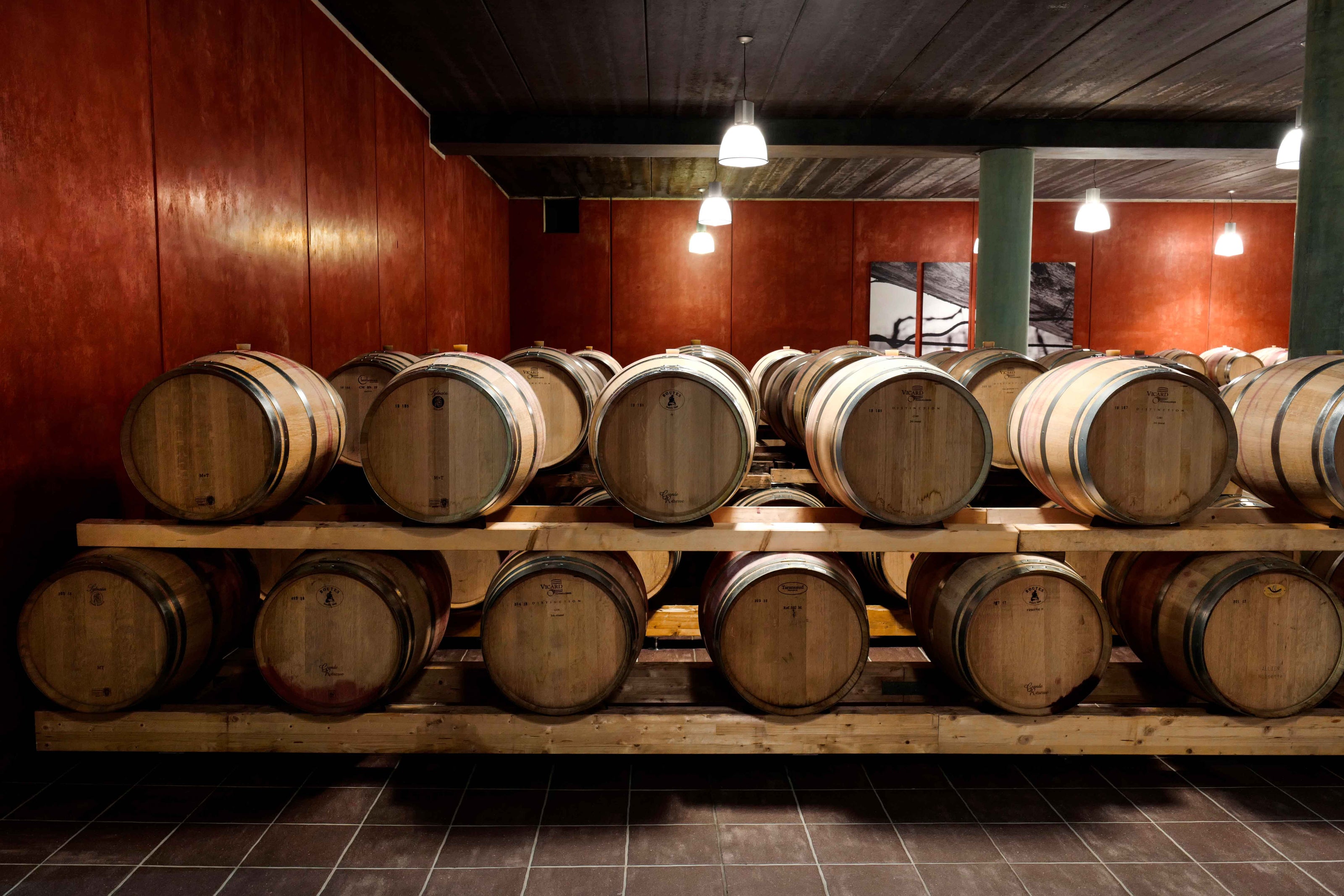 Kellerei Schreckbichl in Girlan in Südtirol Blick in den Weinkeller mit Holzfässern