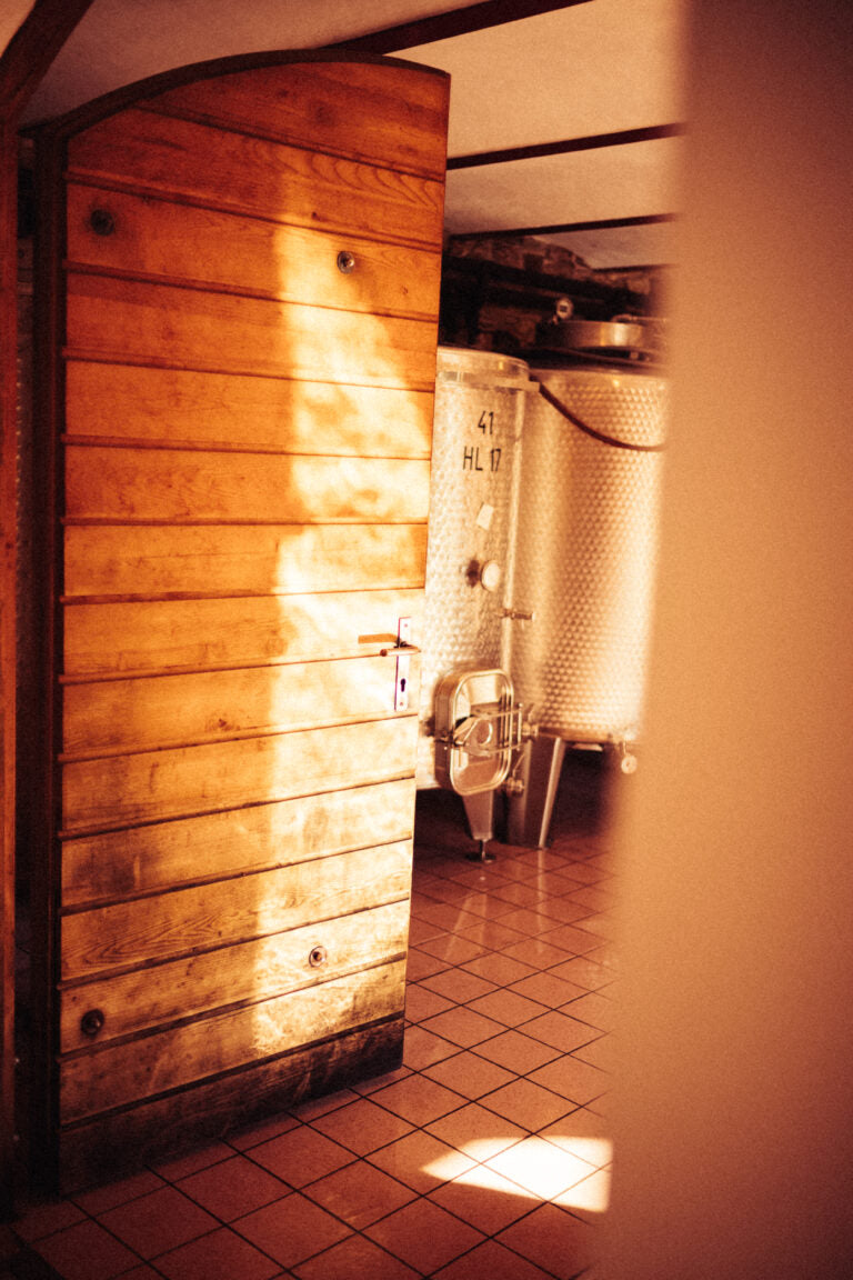 Weingut Ignaz Niedrist in Girlan Südtirol_Weinkeller mit Fass