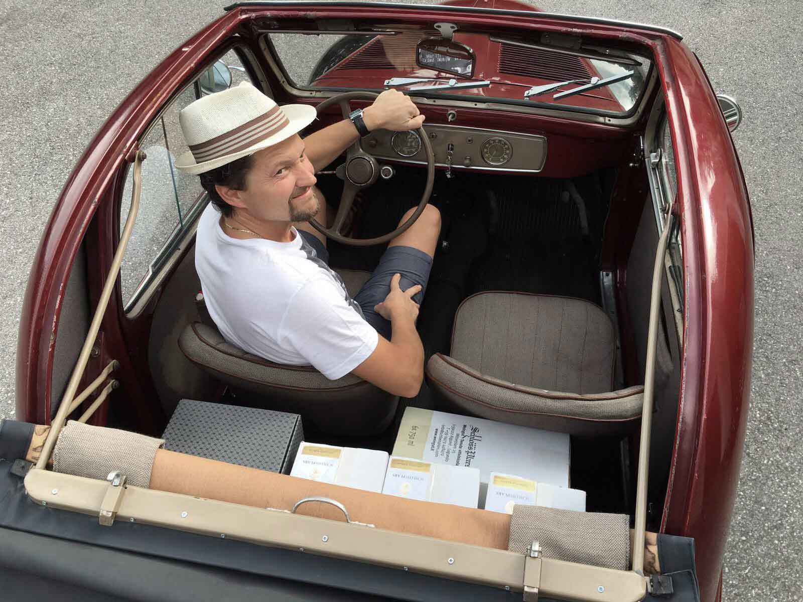 Weingut Schloss Plars in Algund bei Meran in Südtirol-Winzer Andreas Theiner im Oldtimer