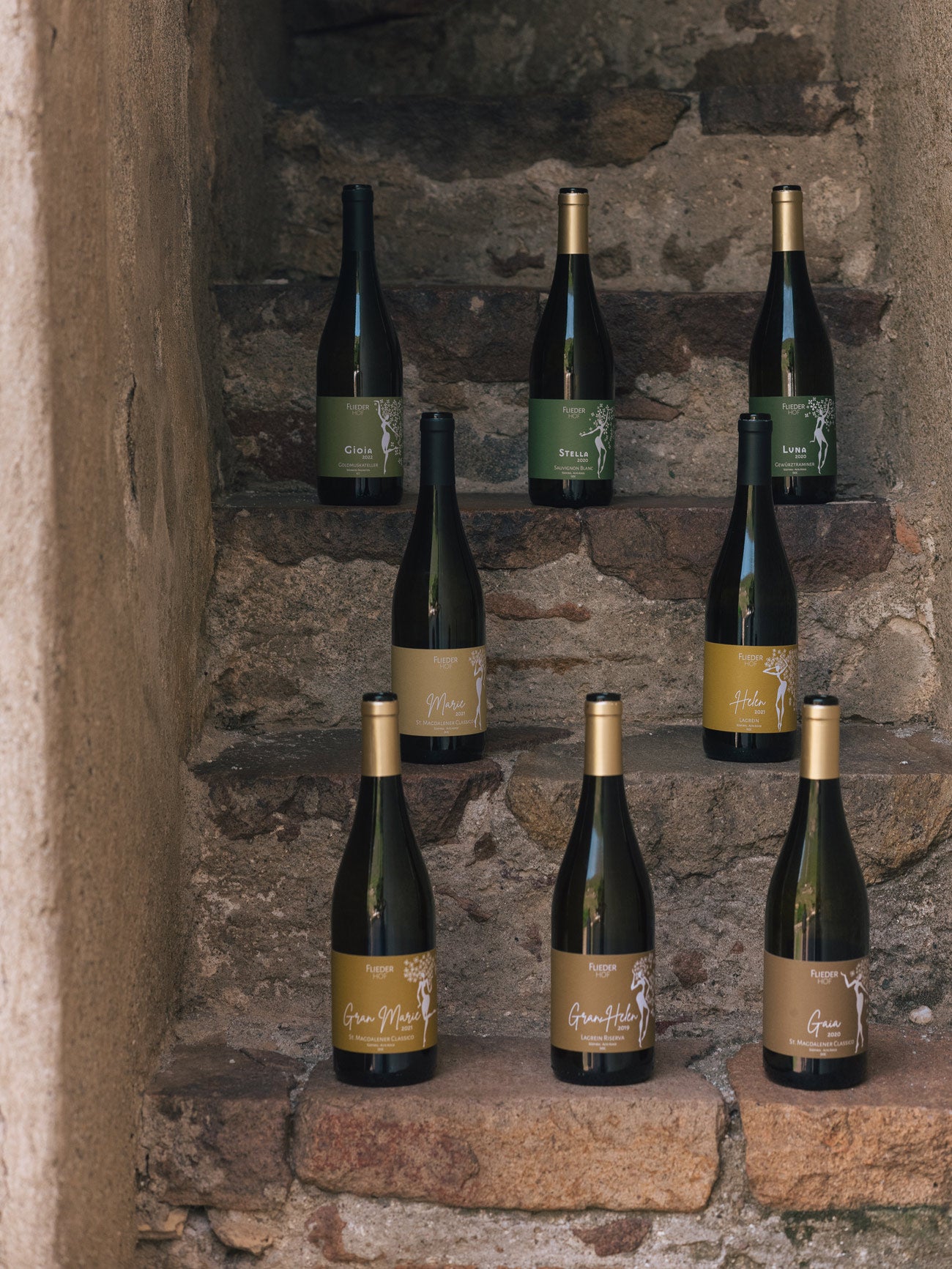 Weingut Fliederhof in St. Magdalena bei Bozen in Südtirol_Flaschenparade auf der Treppe
