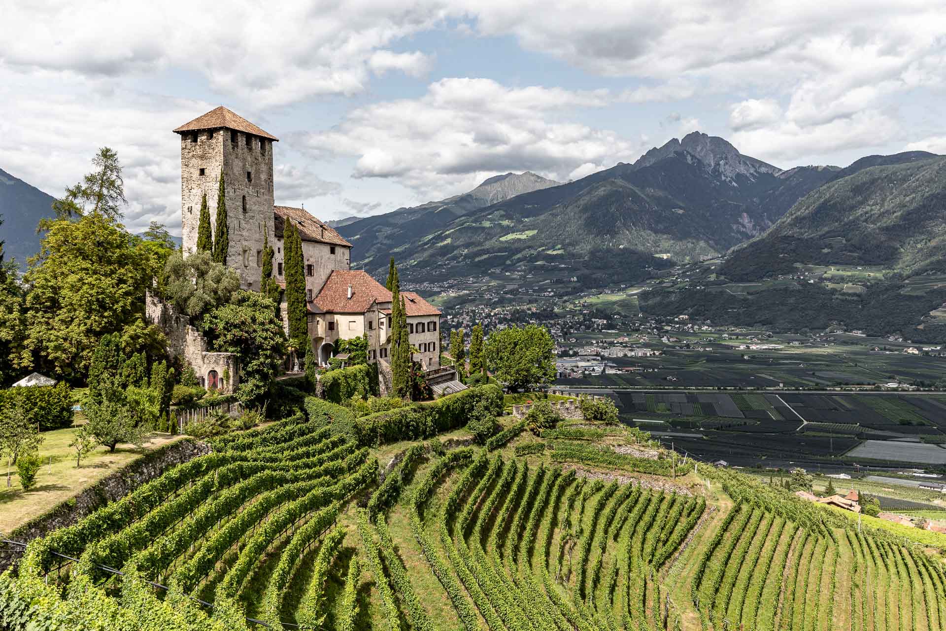 Weinanbaugebiet Meran und Umgebung-Blick von Tscherms über Schloss Lebenberg auf den Meraner Talkessel