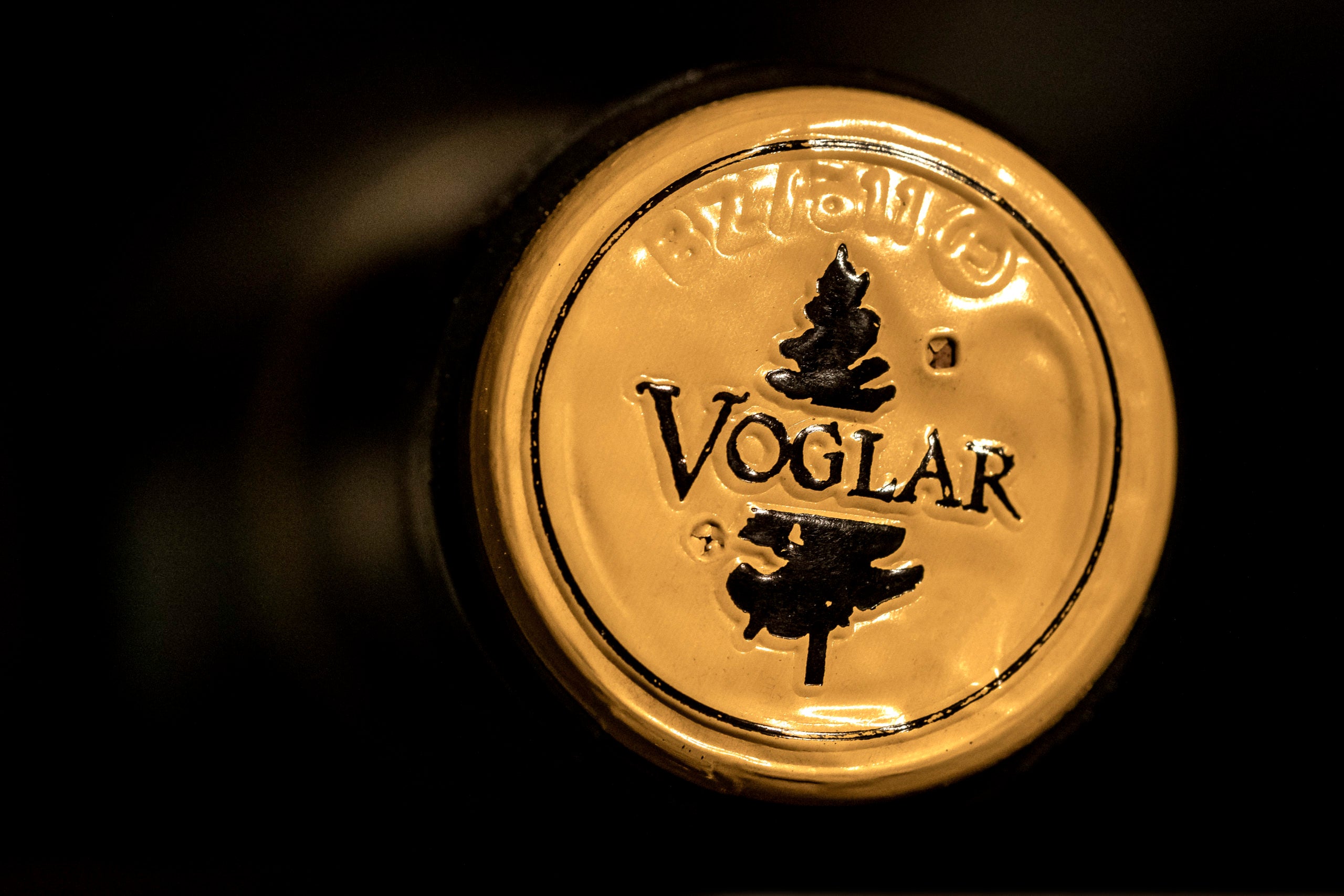 Weingut Dipoli_Neumarkt in Südtirol_Bild der gelben Flaschenkapsel Voglar