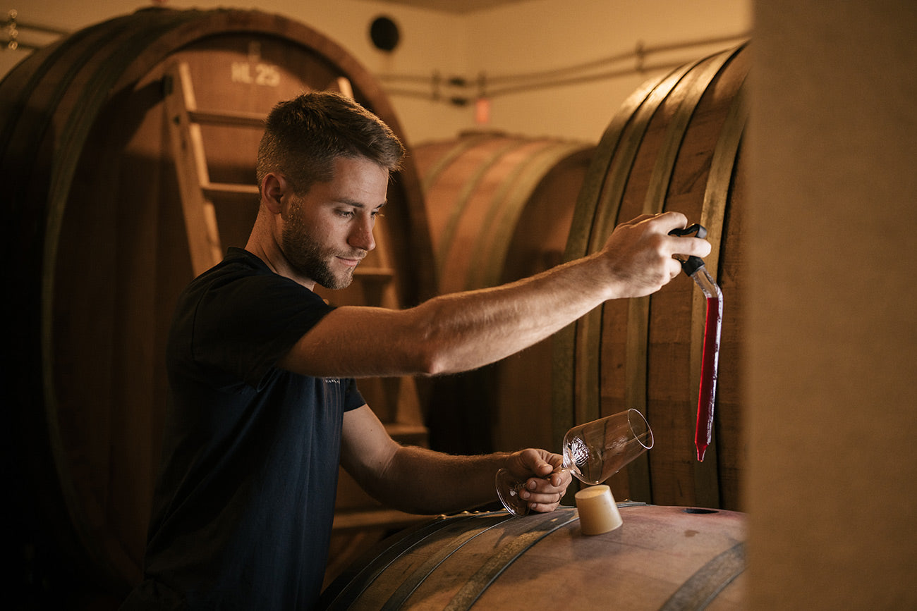 Weingut Fliederhof in St. Magdalena bei Bozen in Südtirol_Winzer Martin Ramoser bei der Arbeit im Weinkeller