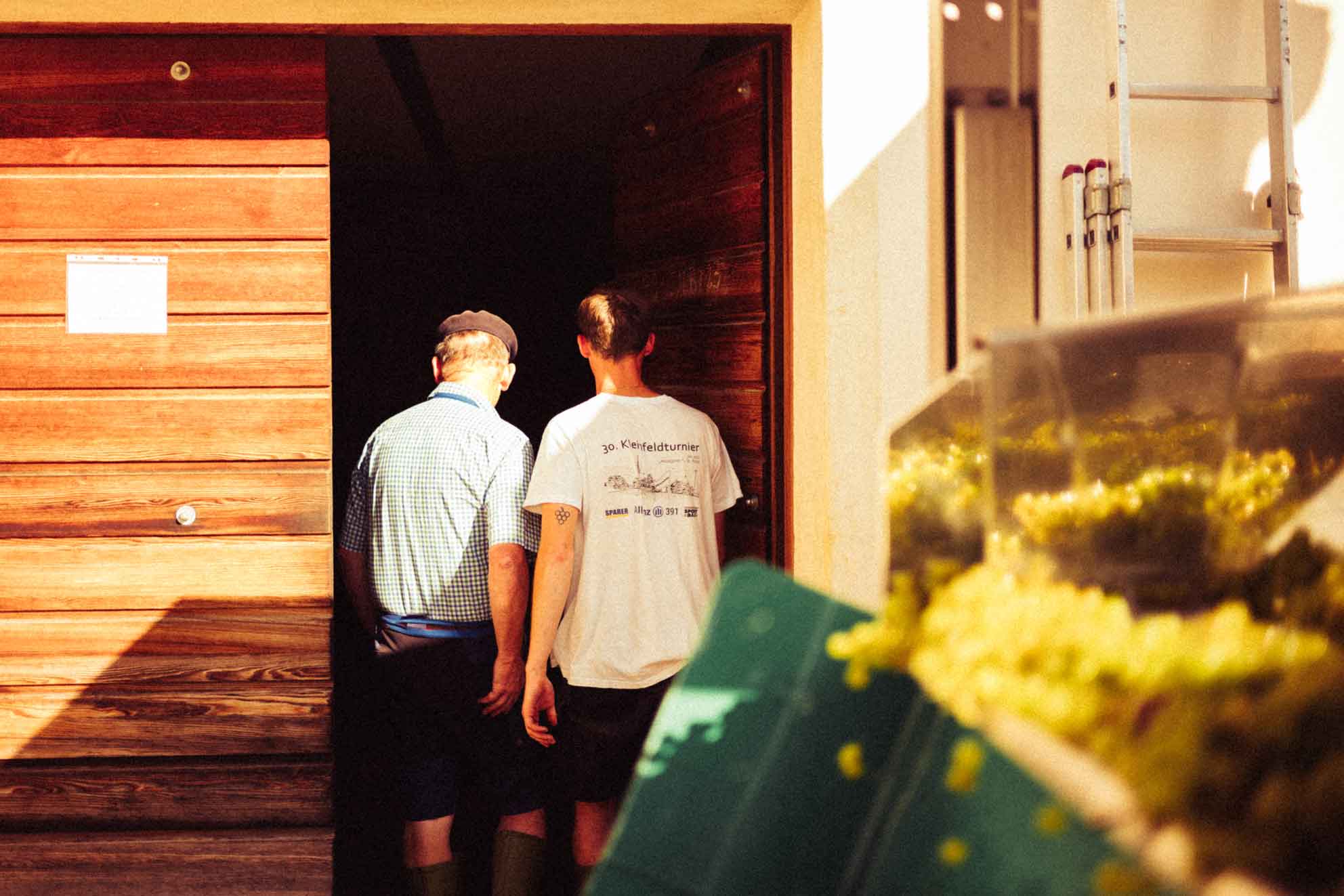 Weingut Ignaz Niedrist in Girlan Südtirol_Winzerfamilie im Weinkeller