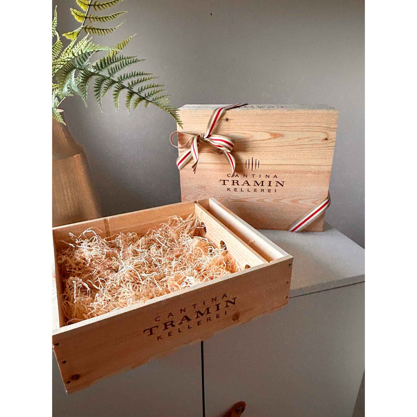 3er Holzbox der CANTINA TRAMIN mit Deko, ideal für Weinflaschen.