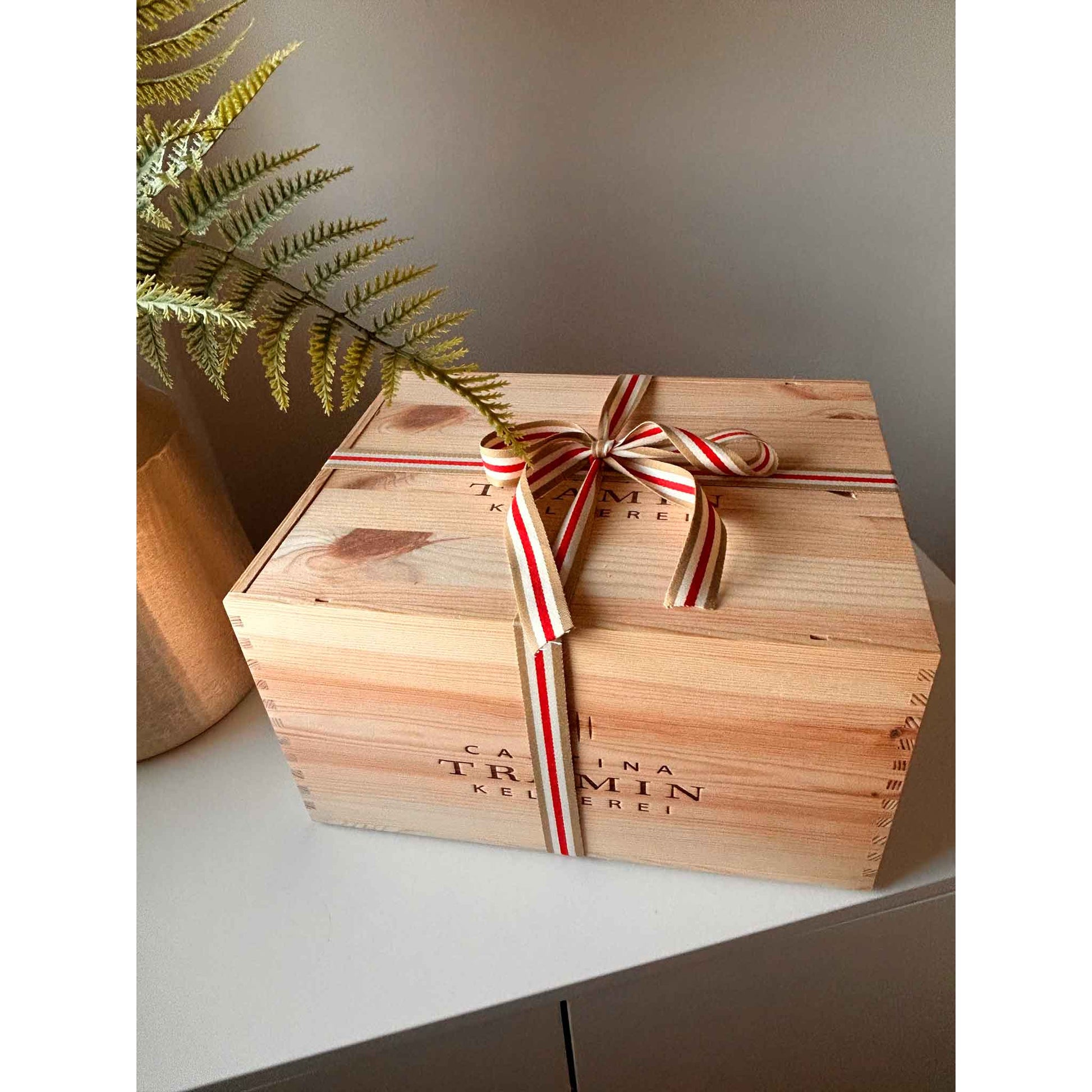 6er Holzbox Cantina Tramin - dekorative Geschenkverpackung mit Logo
