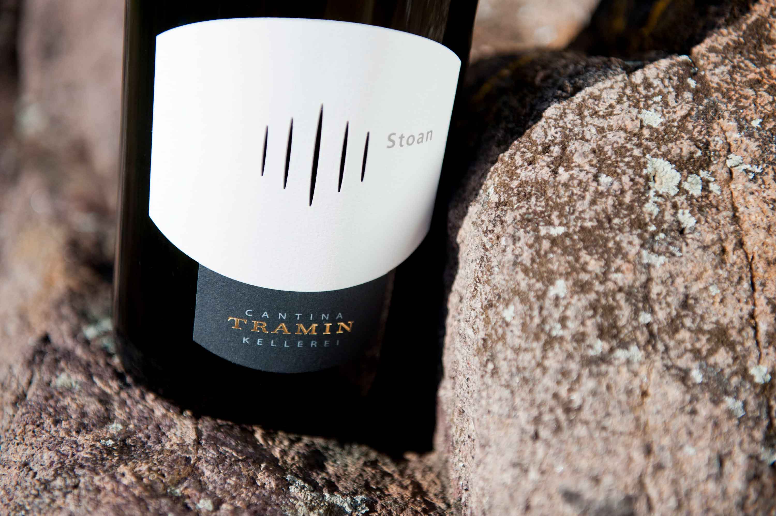 Bild einer Flasche Stoan Cuvée weiß der Cantina Tramin in Südtirol