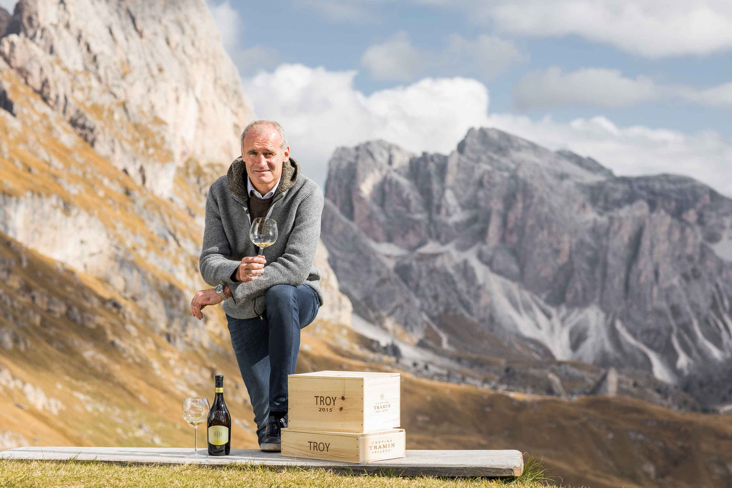 Bild des Weinpioniers Willi Stürz der jkellerei Cantina Tramin mit Bergen 